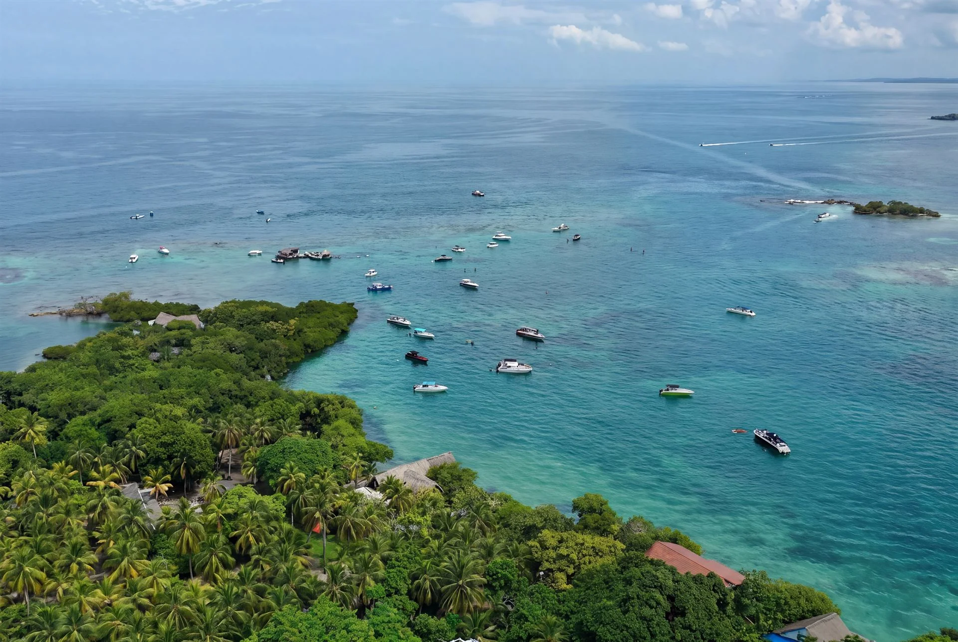 Vista aérea panorámica de las Islas del Rosario y aguas turquesas